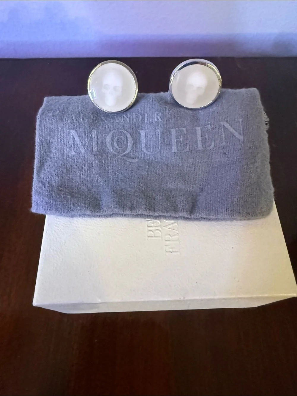 Alexander McQueen White Skull Round Cufflinks in Silver Tone